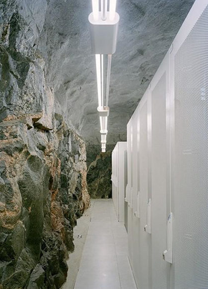 Ένα πρώην πυρηνικό καταφύγιο μετατρέπεται σε γραφεία από τους Albert France-Lanord Architects.