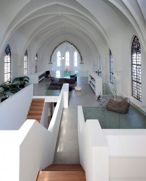 Μια εκκλησία μεταμορφώνεται σε μοντέρνο σπίτι από τους Zecc Architecten Utrecht.