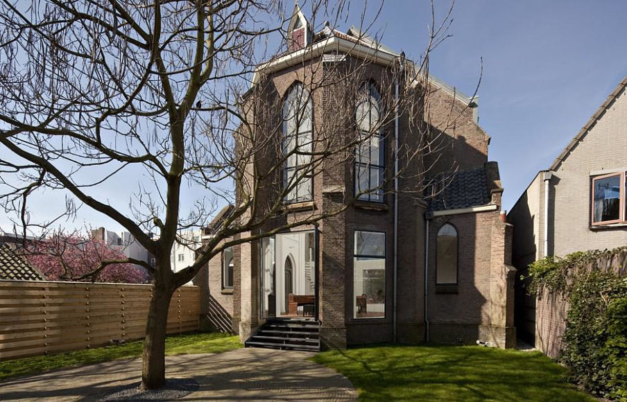Μια εκκλησία μεταμορφώνεται σε μοντέρνο σπίτι από τους Zecc Architecten Utrecht.