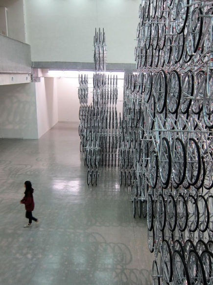 “Forever Bicycles” μία εικαστική εγκατάσταση από τον Ai Weiwei.