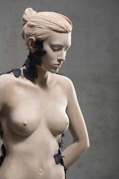Realistic wooden sculptures by Willy Verginer.