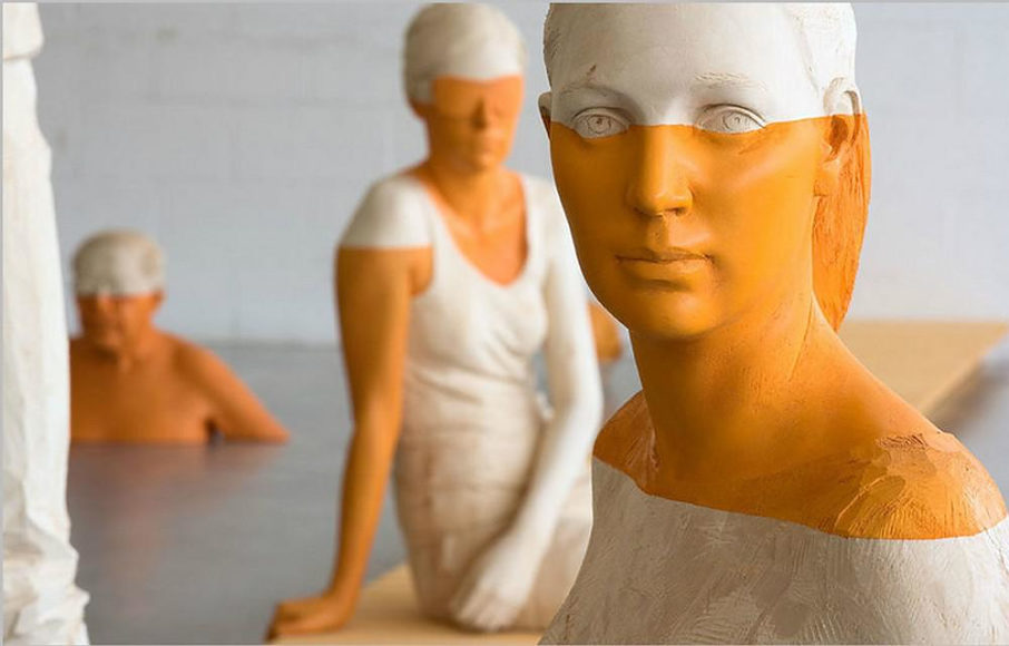 Realistic wooden sculptures by Willy Verginer.