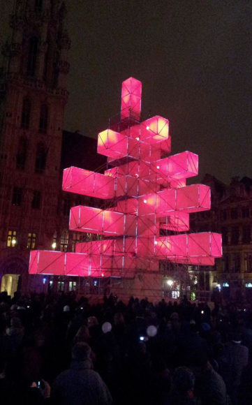 Ένα Χριστουγεννιάτικο Δέντρο Εγκατάσταση Φωτός στις Βρυξέλλες.