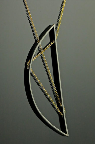 Γεωμετρικά κοσμήματα από την Vanessa Gade.