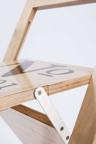 Label Chair μία πτυσσόμενη καρέκλα που γίνεται και πίνακας.