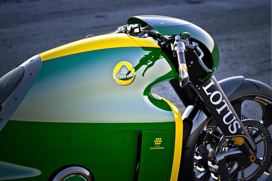 Η μοτοσυκλέτα Lotus C-01 έτοιμη για δοκιμές.