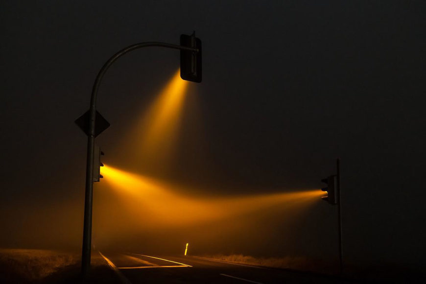 Misty Traffic Lights photography by Lucas Zimmermann.