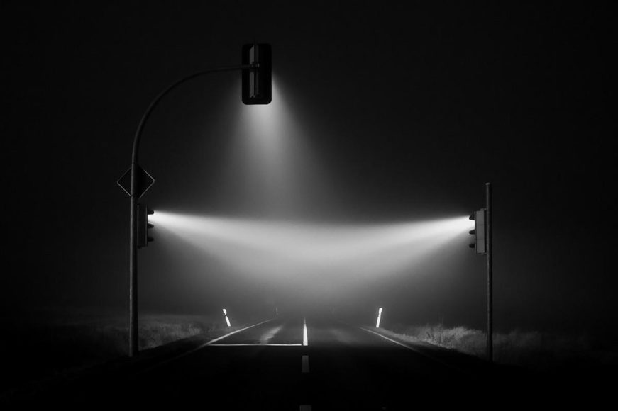 Misty Traffic Lights photography by Lucas Zimmermann.