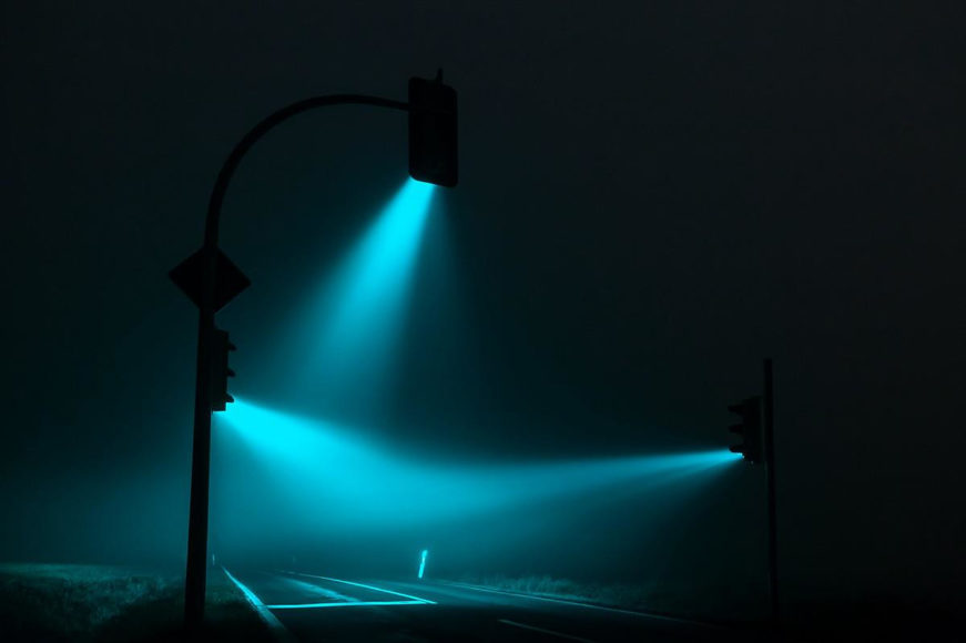 Φωτογραφίες φαναριών στην ομίχλη από τον Lucas Zimmermann.