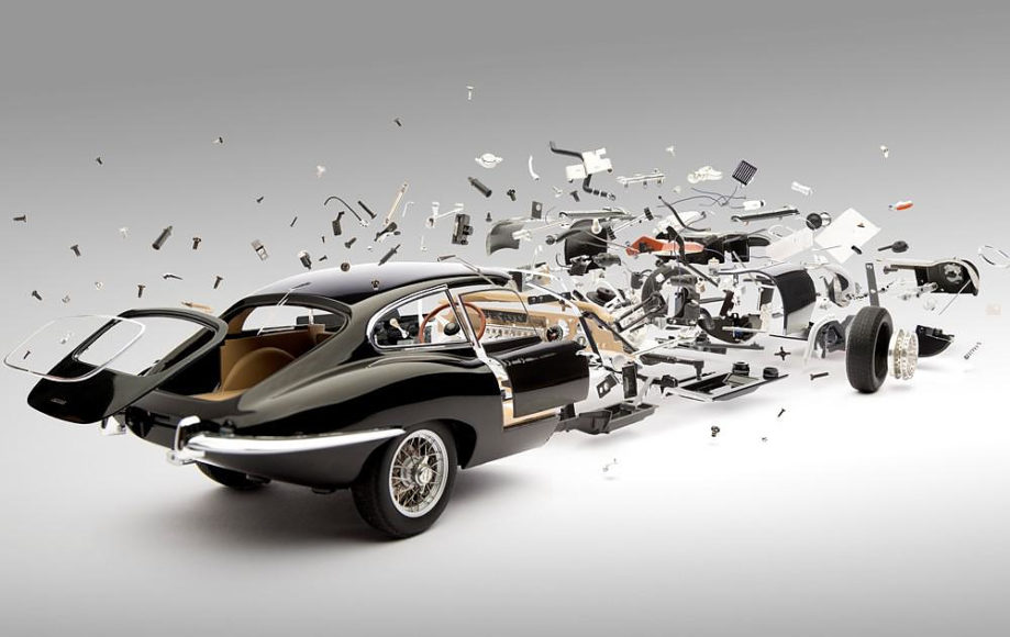 Κλασσικά σπορ αυτοκίνητα εκρήγνυνται μέσα από την φωτογραφική δουλειά του Fabian Oefner.