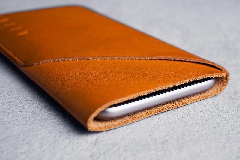 Leather Cases for iPhone 6 and iPhone 6 Plus by Mujjo.