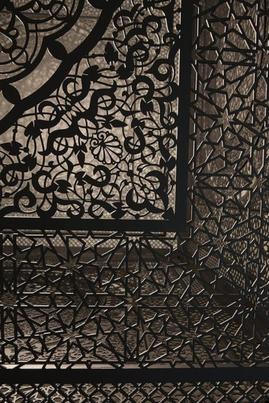 Intersections της Anila Quayyum Agha ένα έργο τέχνης με πολλαπλές ερμηνείες.
