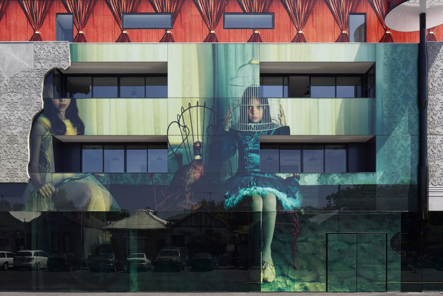 Φωτογραφική επικάλυψη κτιρίου στο 2 Girls building της Μελβούρνης.