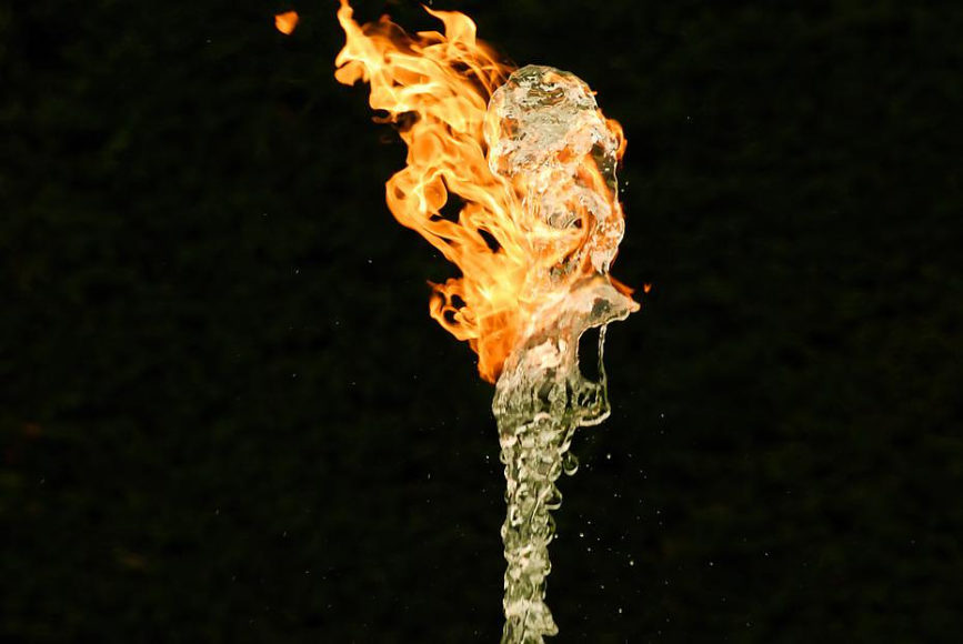 Τέχνη με νερό και φωτιά από τον Jeppe Hein.