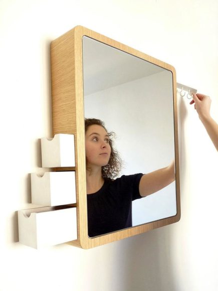Ο Precious Mirror του Les M Design Studio συνδυάζει καθρέφτη και κοσμηματοθήκη.