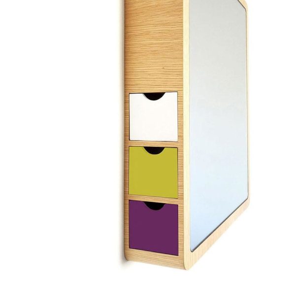 Ο Precious Mirror του Les M Design Studio συνδυάζει καθρέφτη και κοσμηματοθήκη.